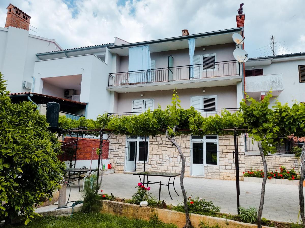 Retreat Apartments With Free Parking Pula Exterior photo