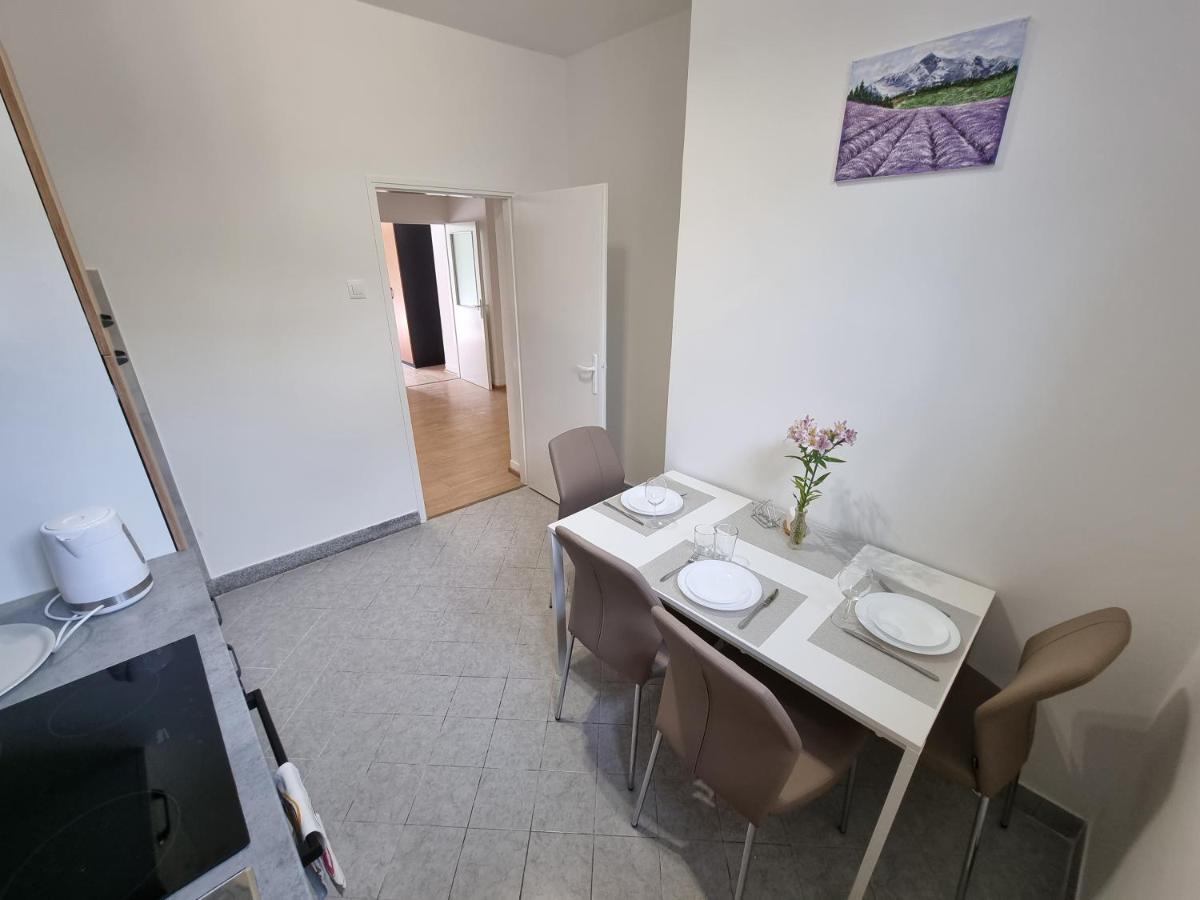 Retreat Apartments With Free Parking Pula Exterior photo